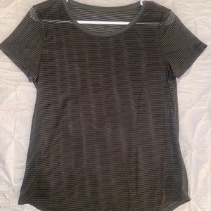 Lululemon Mesh Shirt in Olive Green. Size 4.
